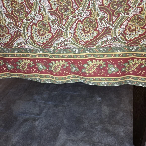 Williams Sonoma Paisley Linens Set 2 Tablecloth And 6 Napkins- Red and Green - Picture 5 of 7